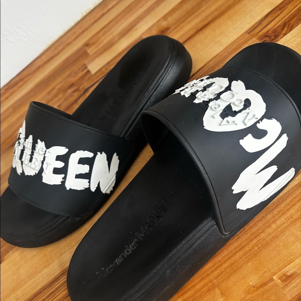 Alexander McQueen Graffiti Logo Rubber Slides – Black/White | Designer Sandals